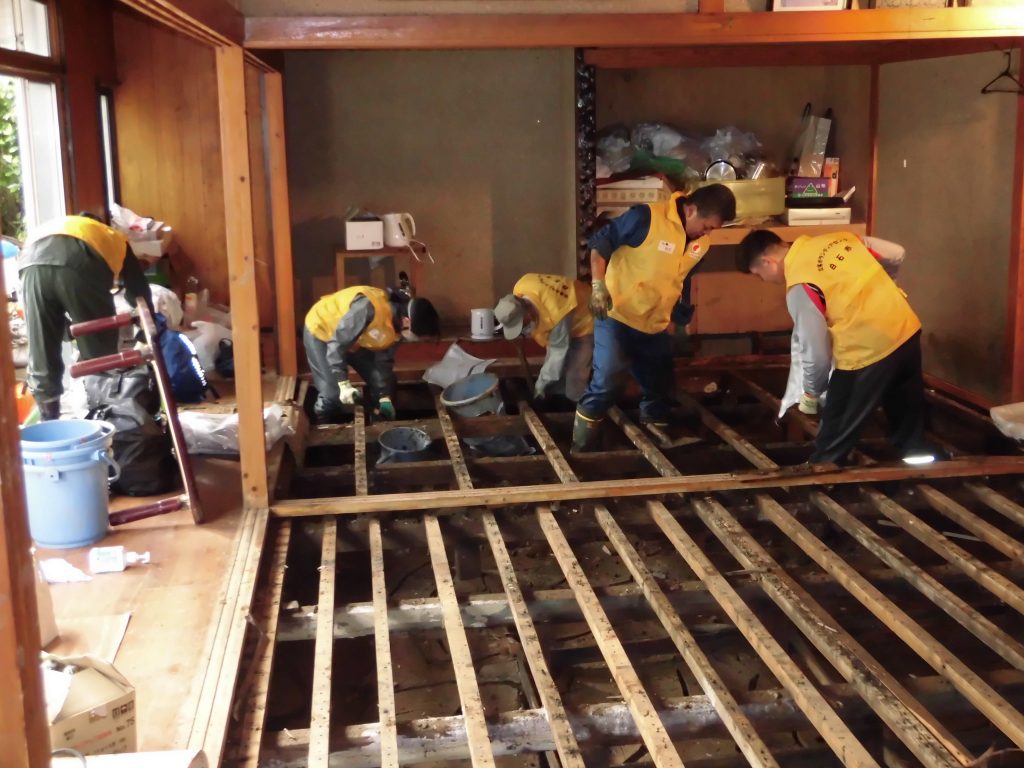和室の床下の泥だし作業を行う5名のボランティア