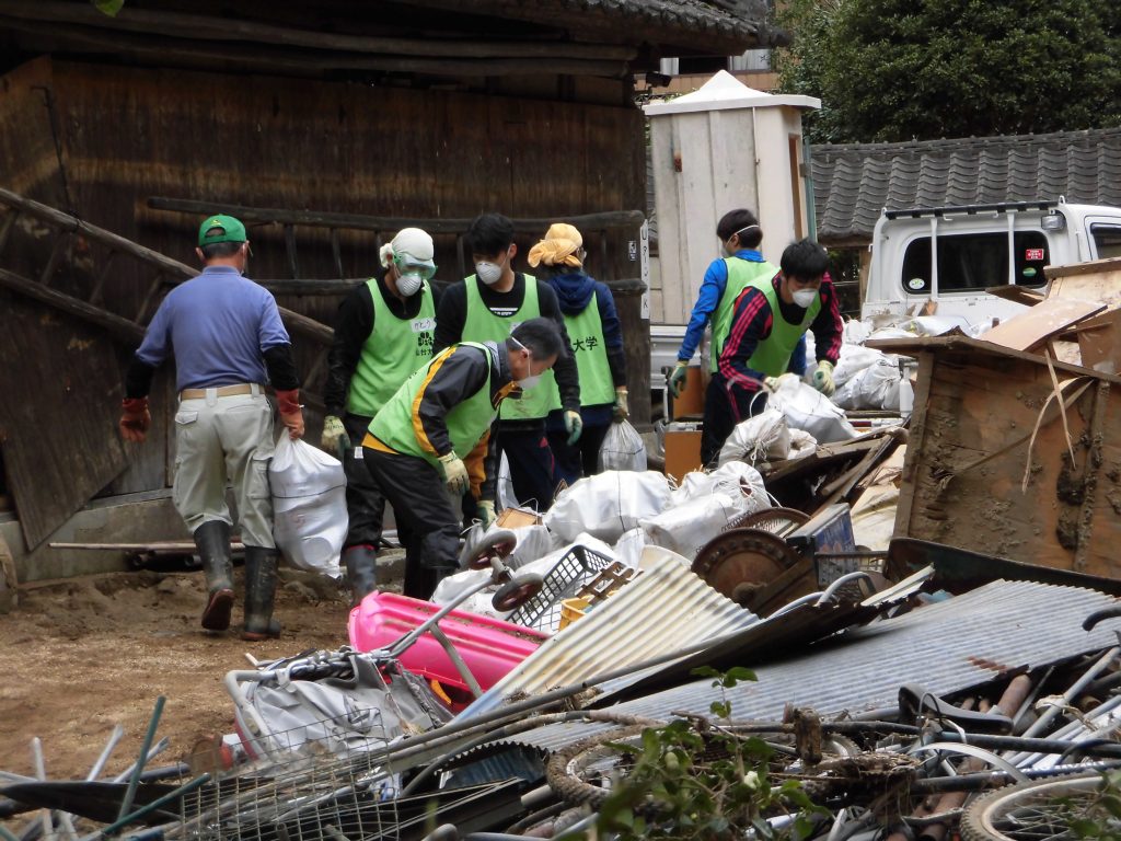 災害ゴミを片付ける仙台大学のボランティアの学生