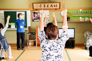 和室で体操の指導を受ける利用者さん